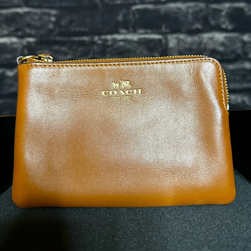 Coach Zip leather Cash Wallet, musing the handle strap